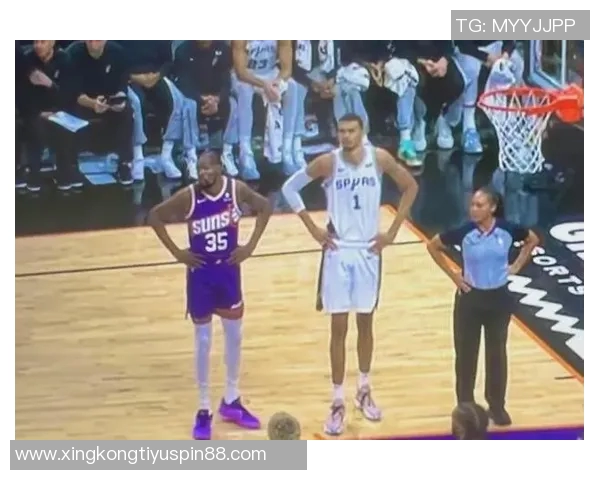 文班亚马篮下强势封盖卡明斯基震撼全场引发热议